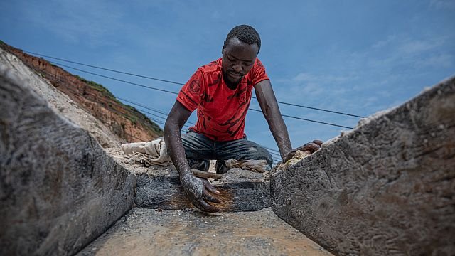 Congo’s coltan miners dig for world’s…
