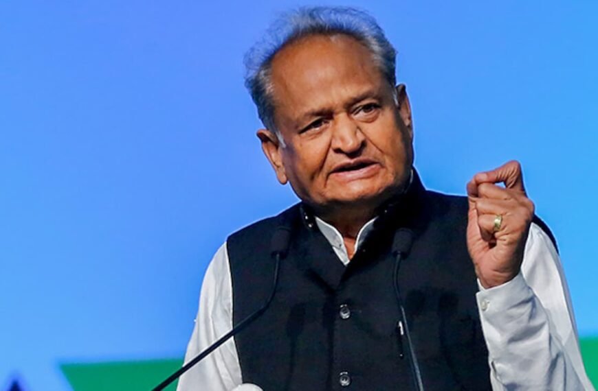 Congress Favours Hindi, But English Opens…