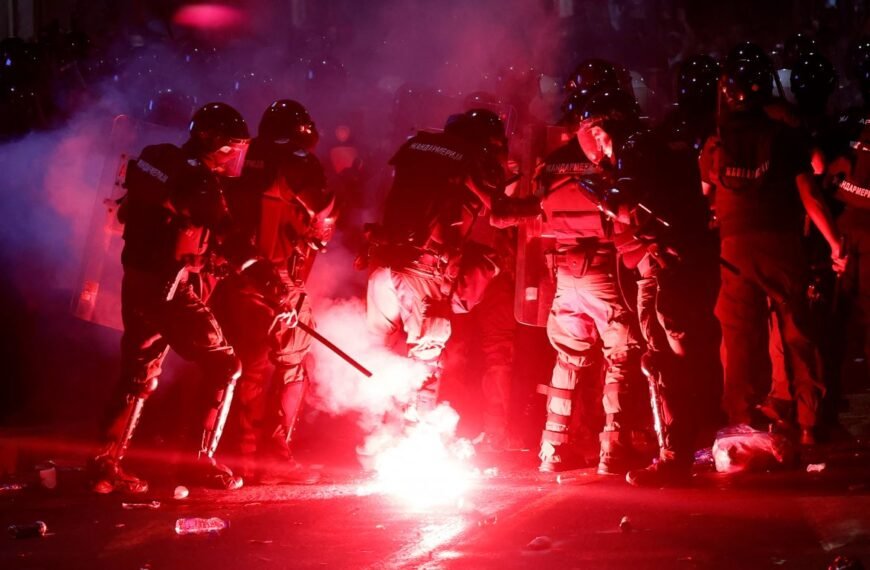 Antigovernment protesters clash with riot police…