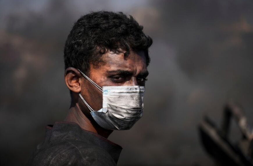 Young Palestinians in Gaza turn plastic…
