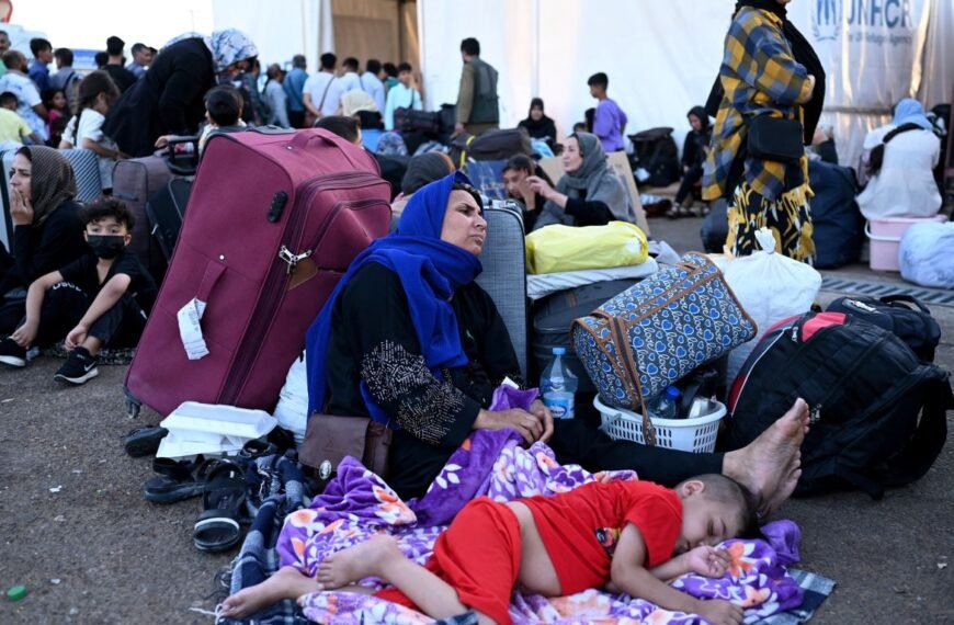 Nearly half a million Afghans return…