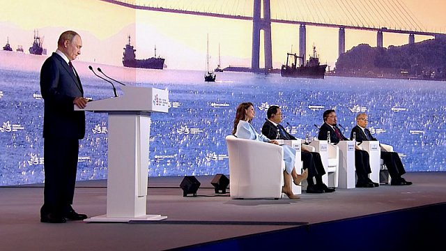 Plenary session of EEF discusses expansion of logistics and development of tourism