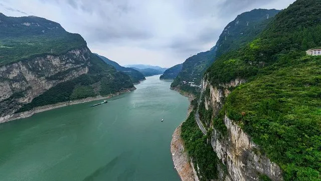 China completes first high-speed railway tunnel beneath Yangtze River